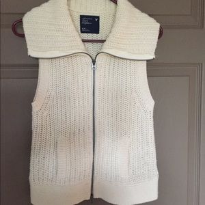 American Eagle Sweater Vest!!